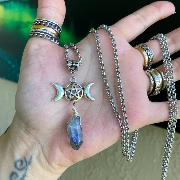 Long chain wrap around moon pentagram & crystal - Picture 3 of 11